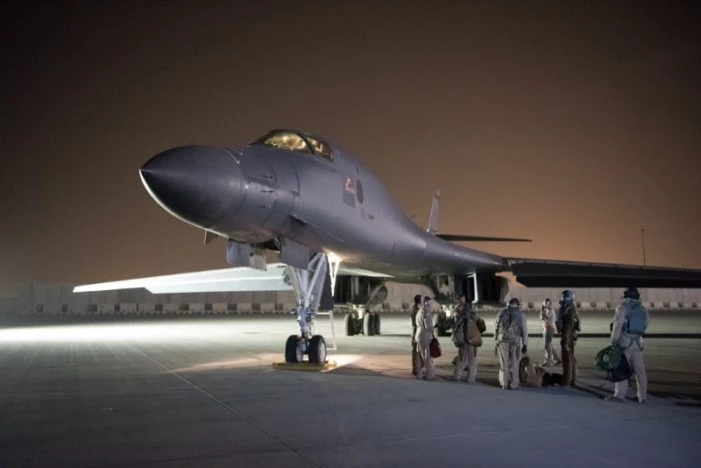 Τα B-1B Lancer ενώ απογειώνονται «φορτωμένα» με πυραύλους JASSM-ER για πλήξουν στόχους στη Συρία – Βίντεο του Αμερικανικού υπουργείου Άμυνας